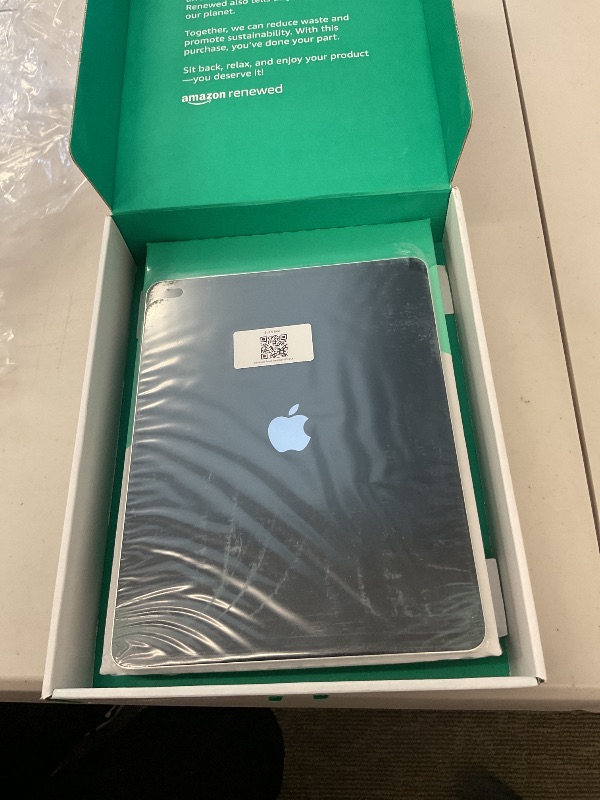 Photo 1 of iPad Pro 12.9in (4th Gen.) - 256GB - WiFi - Silver (Renewed Premium)