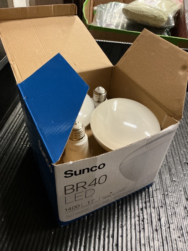 Photo 1 of **USED** Sunco BR40 LED Light Bulbs, Indoor Flood Lights, Recessed Can Light Bulb, 1400 LM, 17W (100W Equivalent), 3000K Soft White, Dimmable, E26 Base, for Home, Bedroom, Kitchen UL 4 Pack