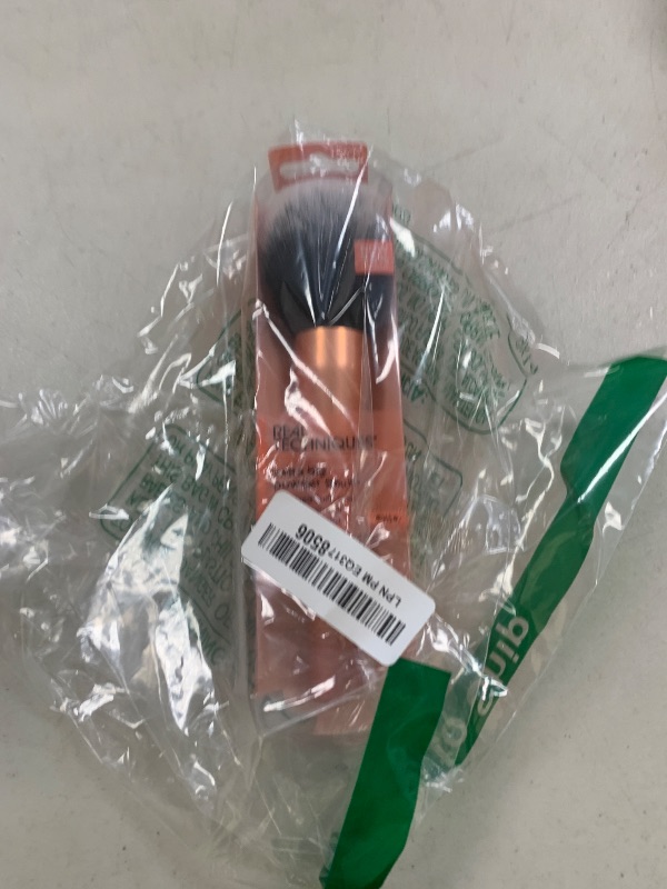 Photo 1 of Real Techniques Extra Big Powder Brush, Large Makeup Brush For Powder, Fluffy Head For All-Over Setting, XL Oversized Brush For Quick Application, Cruelty-Free, Synthetic Bristles, 1 Count