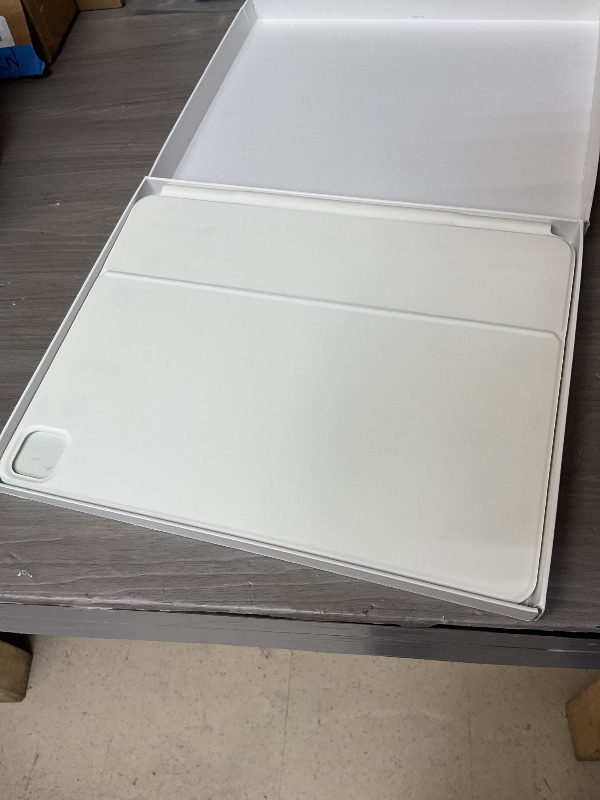 Photo 1 of White Magic Keyboard for iPad Air 13 (M3 2025 / M2 2024) and iPad Pro 12.9 inch (6rd, 5th, 4th and 3th gen), Magnetic Keyboard Case with Multi-Touch Trackpad, Backlit Function