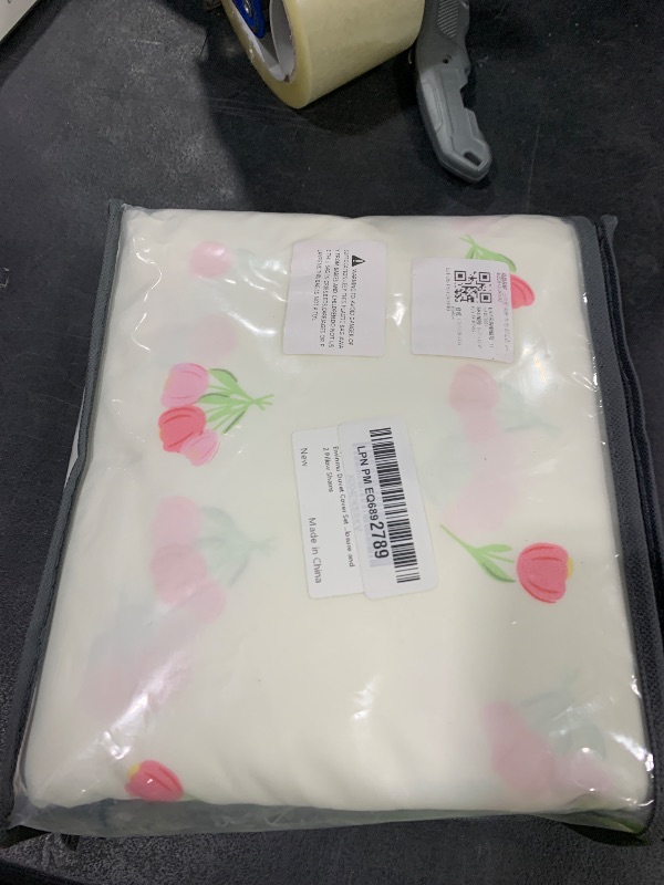 Photo 1 of BED COVER SET TWIN 