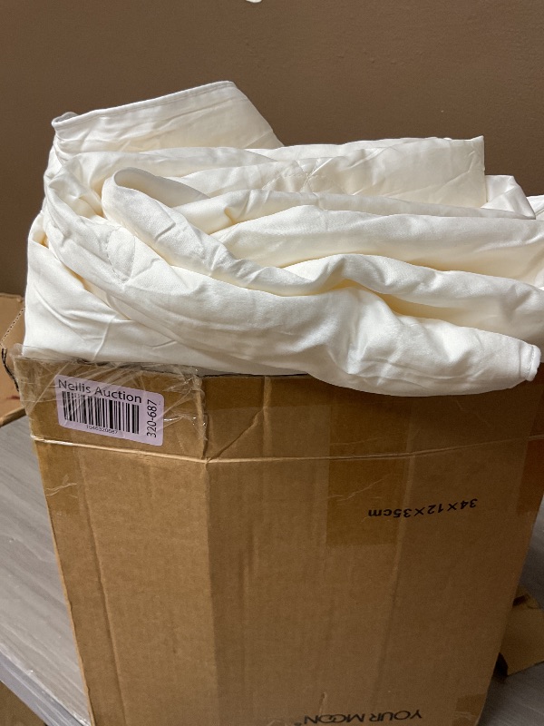 Photo 1 of YOUR MOON Luxurious Summer/Spring Lightweight Mulberry Silk Comforter Queen Size,100% Natural Long Strand Silk Fill Duvet Blankets, Luxury Bedding Summer, Noiseless Cotton Shell (White)