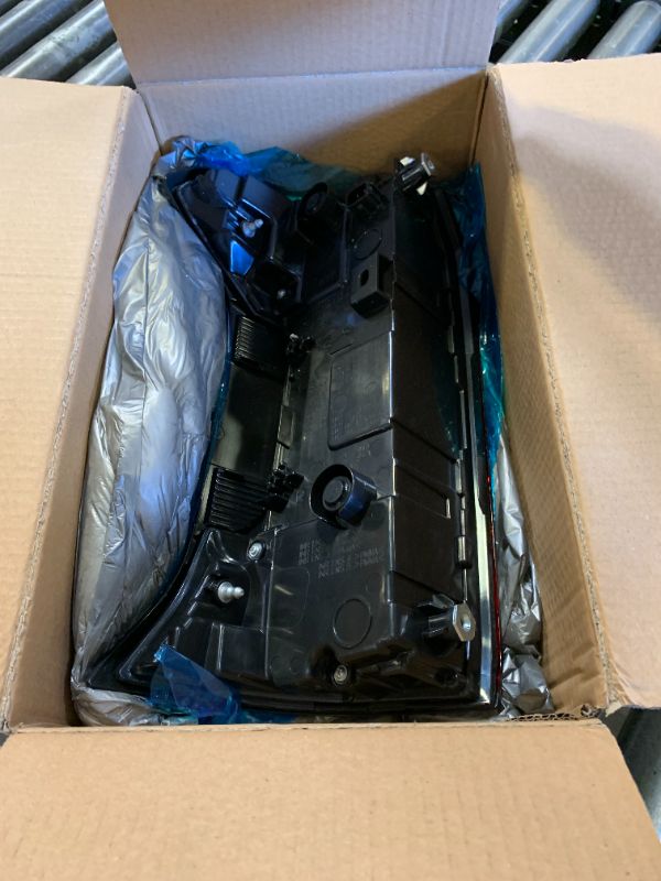 Photo 1 of Huray Right Full LED Tail Light Assembly Fit for Toyota Tacoma 2024 2025, RH Taillight w/o Tailgate Switch OE Style Rear Brake Lamp w/Side Marker Light Replacement for 81550-AK050 Passenger Side