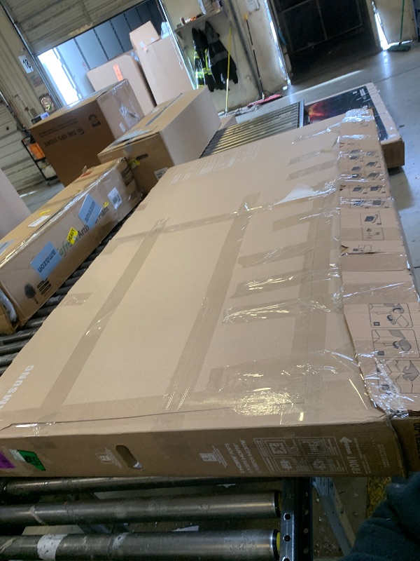 Photo 1 of **DOESN'T WORK** Samsung tv 75”