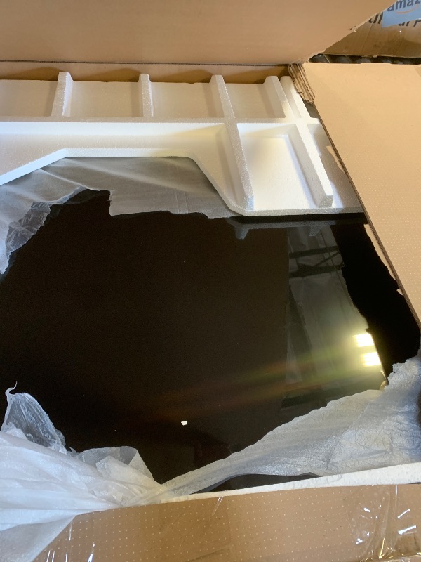 Photo 1 of **DOESN'T WORK** Samsung tv 75”