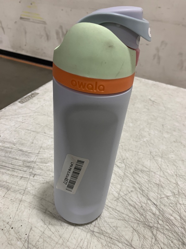 Photo 1 of Owala FreeSip Insulated Stainless Steel Water Bottle with Straw for Sports, Travel, and School BPA-Free Sports Water Bottle, 24 oz, Beach House