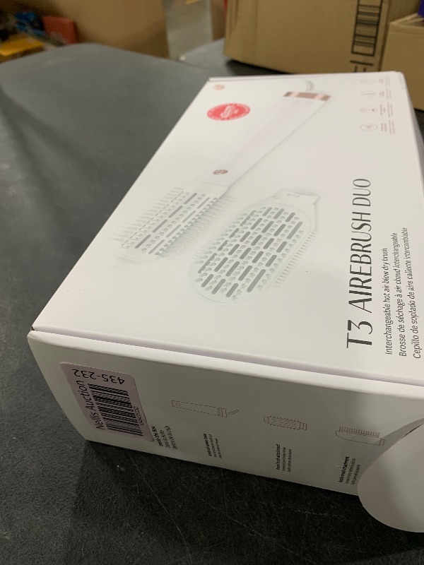 Photo 1 of "T3 AireBrush Duo Interchangeable Hot Air Blow Dry Brush with Two Attachments ? Includes 15 Heat and Speed Combinations, T3 IonFlow Technology, Volume Booster Switch, Lock-in Cool Shot"