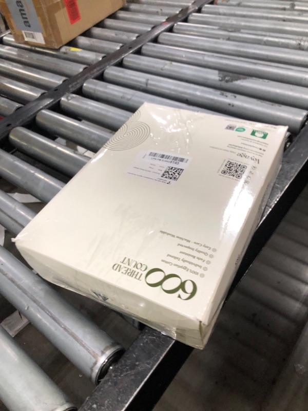Photo 1 of Mayfair Linen 100% Egyptian Cotton King Fitted Sheet Only - 600 Thread Count Cotton Fitted Sheet King, Soft, Durable, Cooling 16" Deep Pocket Sateen Weave Bottom, Luxury Hotel Quality - White