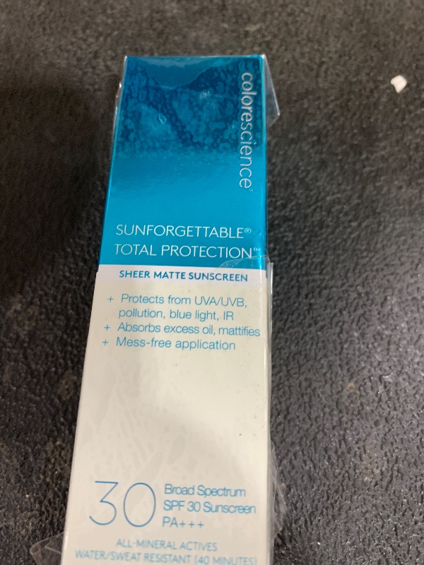 Photo 1 of Colorescience Total Protection Sheer Matte SPF 30 Sunscreen Brush For Oily and Acne-Prone Skin, Unscented 0.15 Ounce, Powder