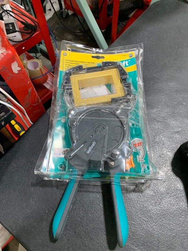 Photo 1 of wolfcraft One-Hand Frame Clamp I 3681000 I For clamping rectangular workpieces with just one hand