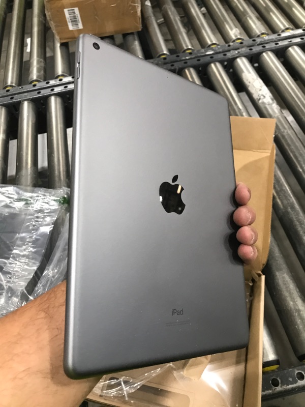 Photo 1 of Apple iPad 2020 (10.2-inch, Wi-Fi, 32GB) - Space Gray (Renewed)