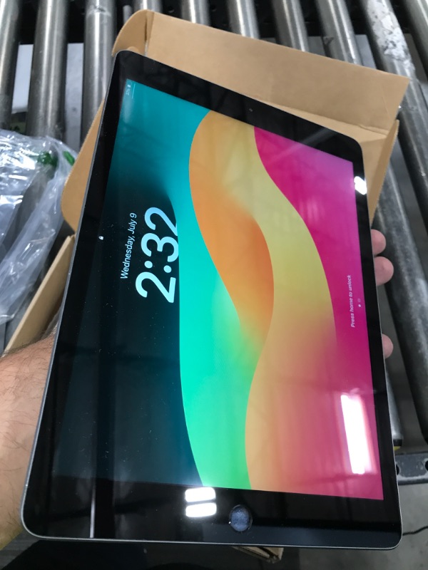 Photo 1 of Apple iPad 2020 (10.2-inch, Wi-Fi, 32GB) - Space Gray (Renewed)