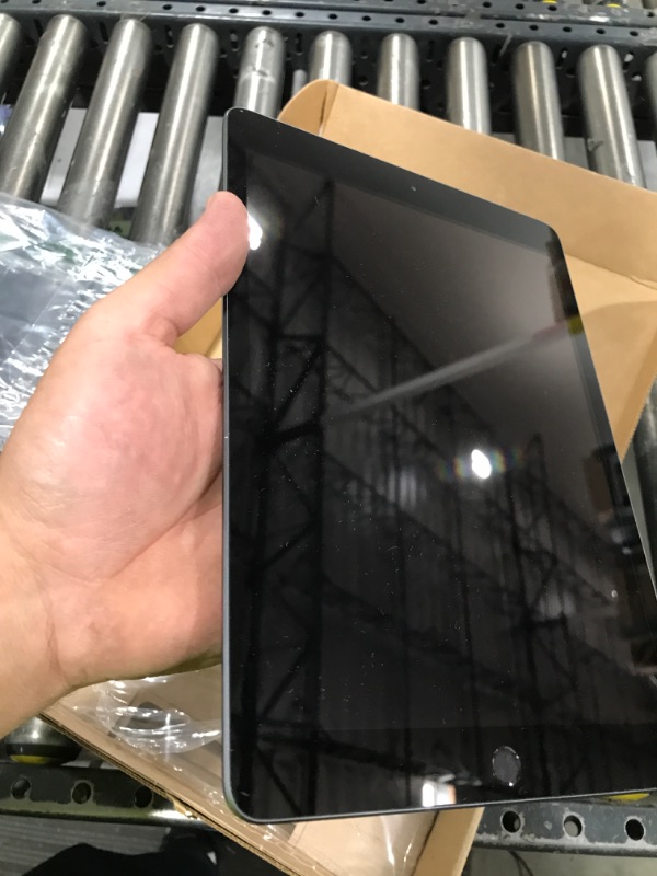 Photo 1 of Apple iPad 2020 (10.2-inch, Wi-Fi, 32GB) - Space Gray (Renewed)