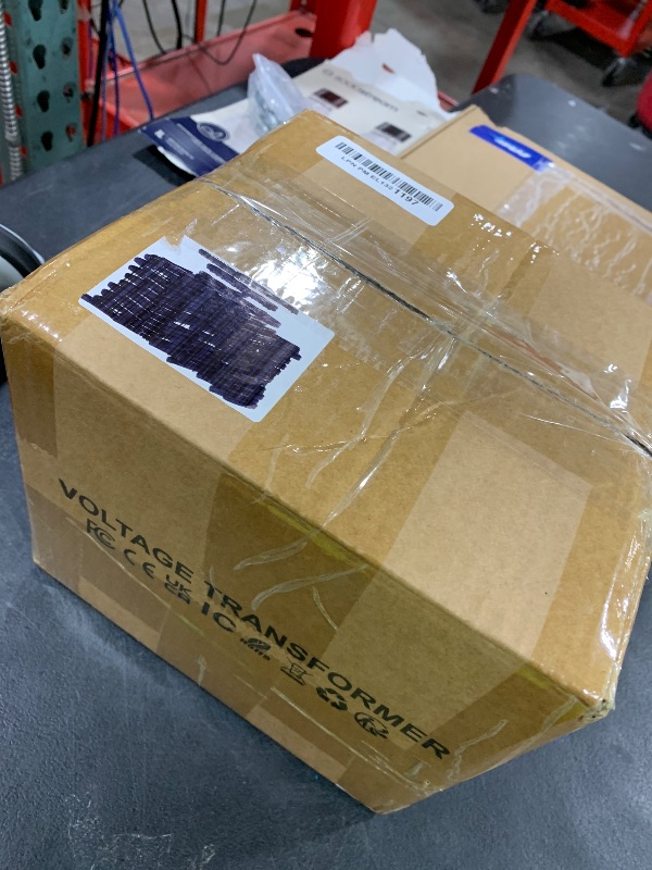 Photo 1 of LVYUAN Voltage Converter Transformer 800 Watt Step Up/Down Convert from 110V-120V to 220V-240Vt and from 220V-240V to 110V-120V with 2 US outlets, 2 Universal outlets, Resettable Circuit Breaker