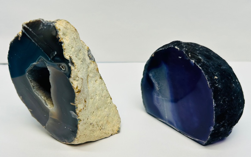 Photo 1 of 593766…2 agate base rocks in box