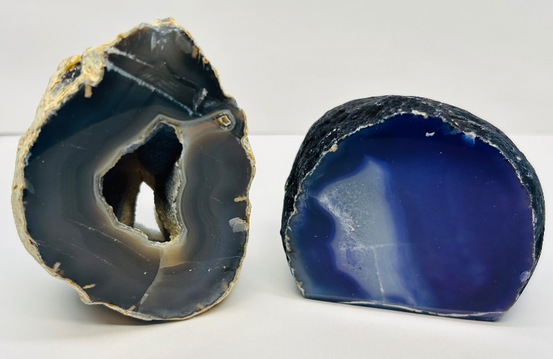 Photo 1 of 593766…2 agate base rocks in box