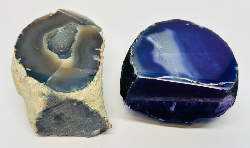 Photo 1 of 593766…2 agate base rocks in box