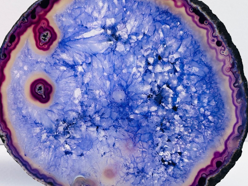 Photo 1 of 593829… 2 agate slices on stands approx 4x5”