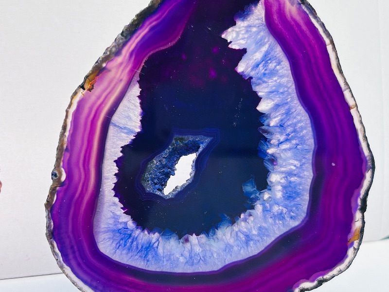 Photo 1 of 593832… 2 agate slices on stands approx 4x5”