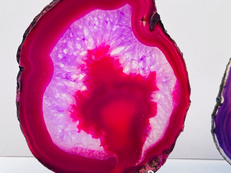 Photo 1 of 593832… 2 agate slices on stands approx 4x5”