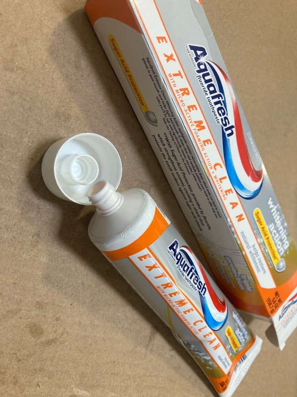 Photo 1 of Aqua Fresh Extm White 5.6 Size 5.6z Aquafresh Extreme Clean Whitening Mint Toothpaste - Pack of 3