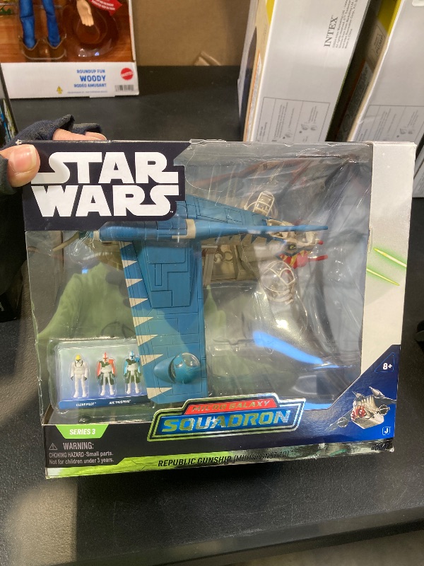 Photo 1 of STAR WARS Micro Galaxy Squadron Republic Gunship (Muunilinst-10) - 8-Inch Starfighter Class Vehicle with Three Micro Figure Accessories