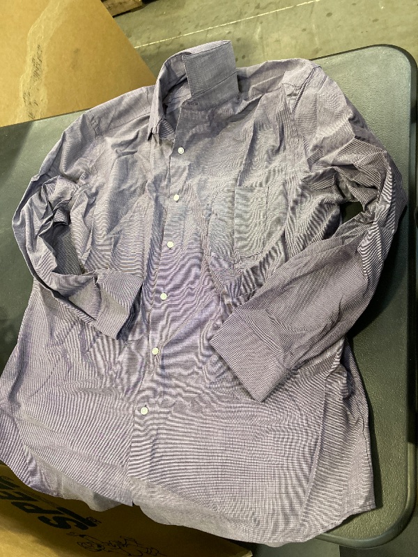 Photo 1 of Van Heusen Collared Shirt ( size 2xl ) 