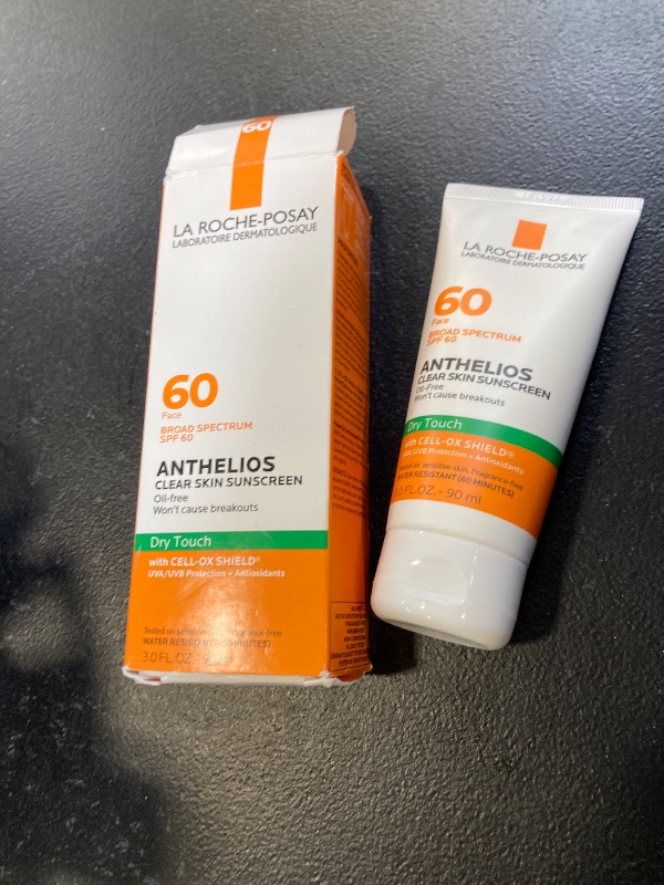 Photo 1 of La Roche-Posay Anthelios Clear Skin Sunscreen Dry Touch SPF 60, Oil Free Sunscreen For Face, Oil Absorbing, Broad Spectrum SPF + Antioxidants, Non-Greasy, Oxybenzone Free, Travel Size 