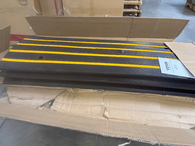 Photo 1 of VEVOR Curb Ramp, 3 Pack Rubber Driveway Ramps, Heavy Duty  Weight Capacity Threshold Ramp,Curbside Bridge Ramps for Loading Dock Garage Sidewalk, Expandable Full Ramp Set
