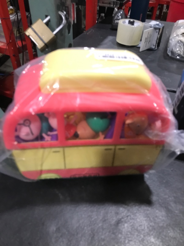 Photo 1 of Peppa Pig Peppa Visits Australia Campervan Vehicle Preschool Toy with Rolling Wheels; Includes 8 Figures, 4 Accessories, for Ages 3 and Up (Amazon Exclusive)