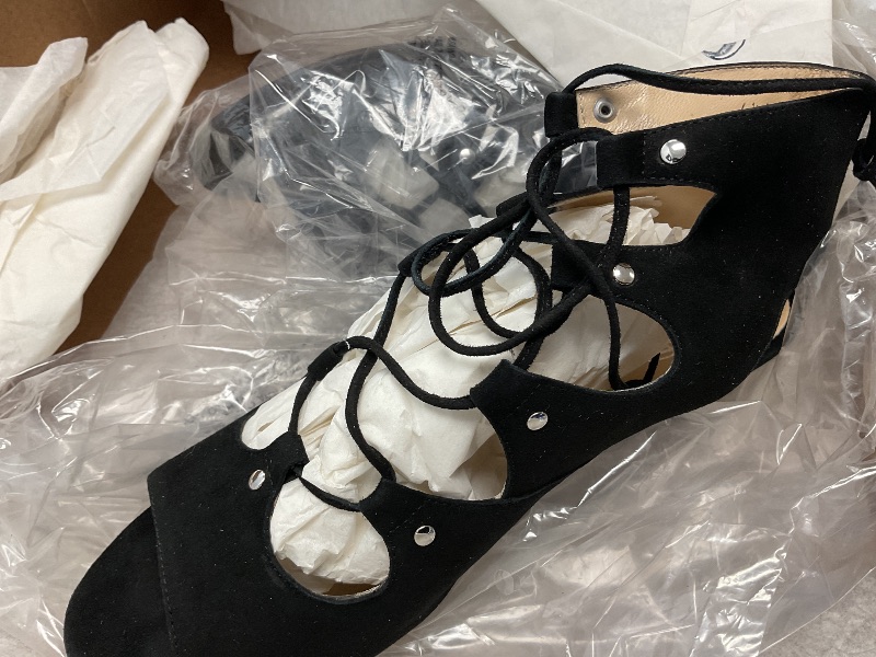 Photo 1 of Women’s shoes 6 1/2