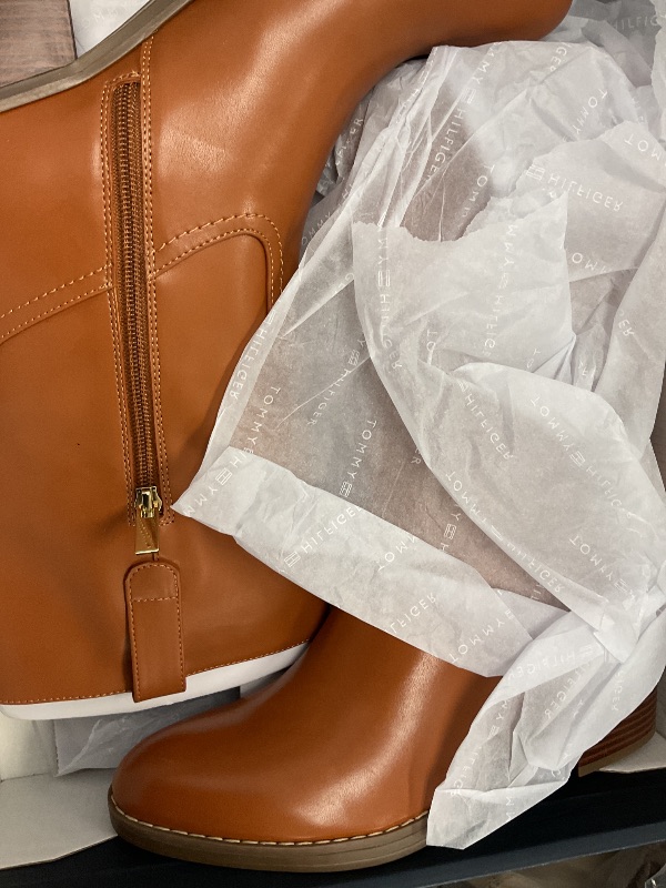 Photo 1 of Tommy Hilfiger Woemens Theal Dark Natural 9.5 Medium