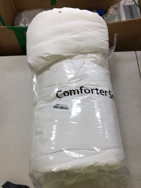 Photo 1 of Bedsure Comforter Duvet Insert - Quilted Comforters Queen Size, All Season Duvet, Down Alternative Bedding, with 8 Tabs, Gifts for Women/Men, White, Queen 88 x 88 Inches