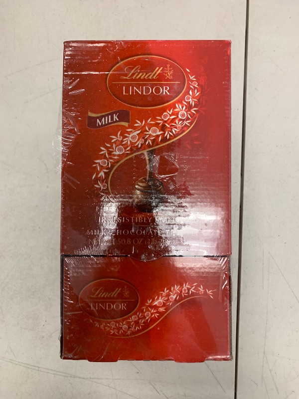 Photo 1 of Lindt LINDOR Milk Chocolate Candy Truffles, Milk Chocolate with Smooth, Melting Truffle Center, 50.8 oz., 120 Count