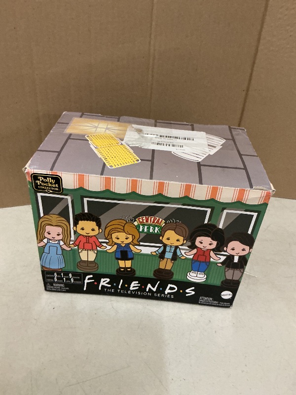 Photo 1 of Polly Pocket Playset, Friends Compact with 6 Dolls and 9 Accessories