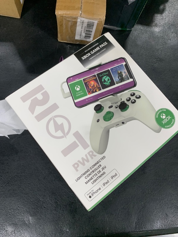 Photo 1 of RiotPWR Mobile Cloud Gaming Controller for Lightning Connected iOS