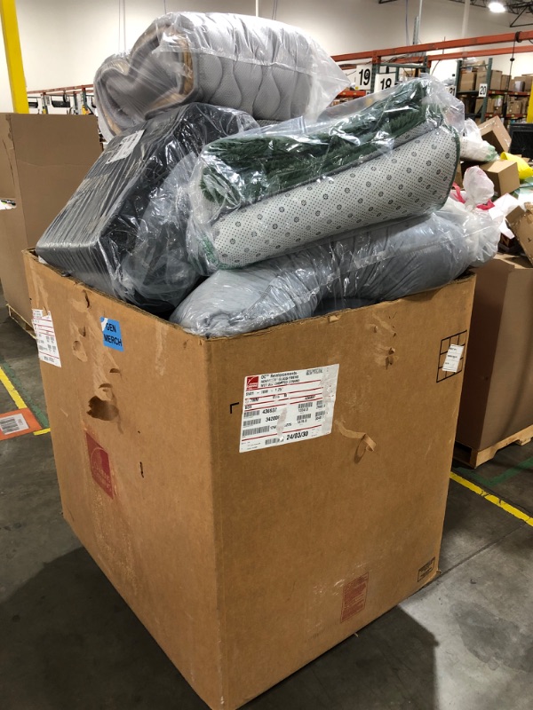 Photo 1 of Bulk lot of different items (20 items, piellos, shams,carpets,etc.)