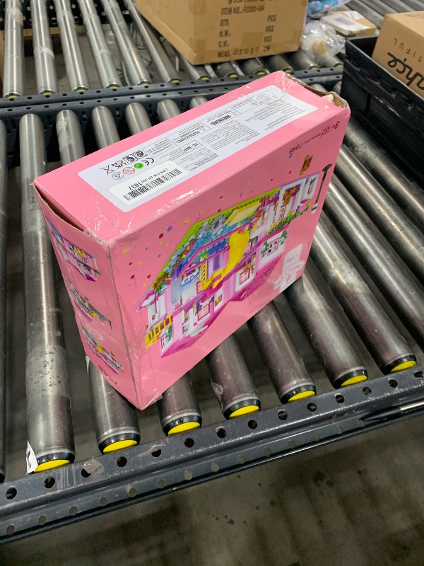Photo 1 of Pink Girls Summer Villa Friends Building Set Compatible with Lego Friends Construction Educational Toy for Kids Age 8-12 and Up 1018 PCS