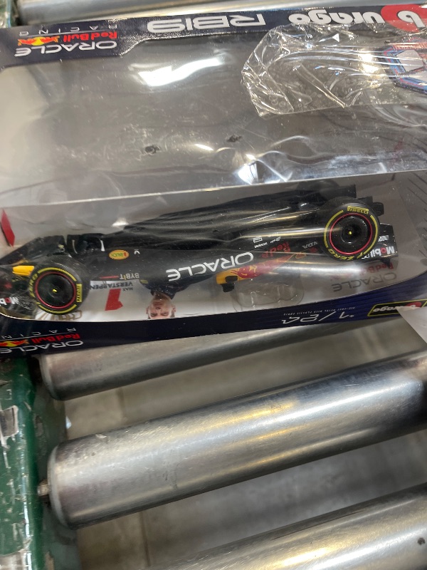 Photo 1 of Bburago 1:24 2023 Race Oracle Red Bull RB19 Die-Cast Car with Verstappen #1 Figure