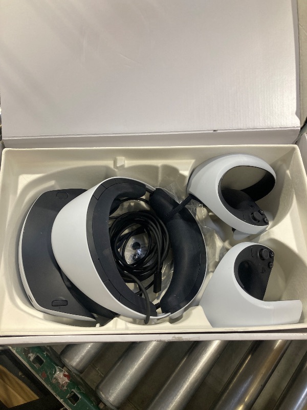 Photo 1 of Sony VR Headset Virtual Reality PlayStation VR2 CFI-ZVR1 4K HDR 3D Audio White