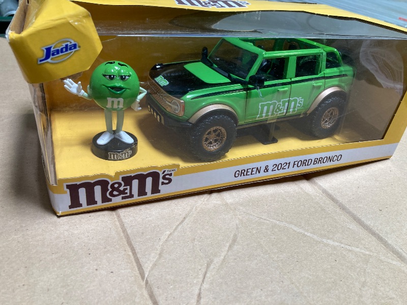 Photo 1 of Jada Hollywood Rides M&M'S 2021 Ford Bronco with Green M&M'S Metal Figure - Die-cast Car with Opening Doors, 1:24 Scale, Ages 8+, Collectible Toy for Kids and Adults