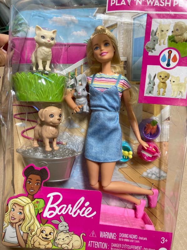 Photo 1 of Barbie Play 'n Wash Pets Playset with 3 Color-Change Animals & 10 Toy Accessories, Blonde Fashion Doll with Blue Eyes
