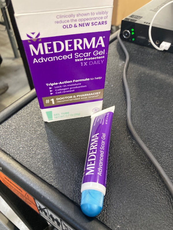 Photo 1 of Mederma Advanced Scar Gel, Treats Old and New Scars, Reduces the Appearance of Scars from Acne, Stitches, Burns and More, 0.70oz (20g)