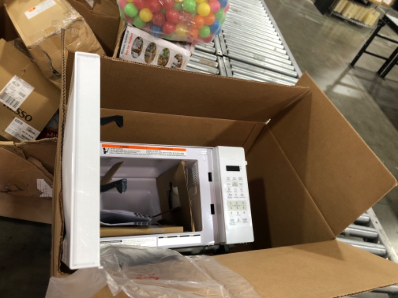 Photo 1 of COMFEE' EM720CPL-PM Countertop Microwave Oven with Sound On/Off, ECO Mode and Easy One-Touch Buttons, 0.7 Cu Ft/700W, Pearl White