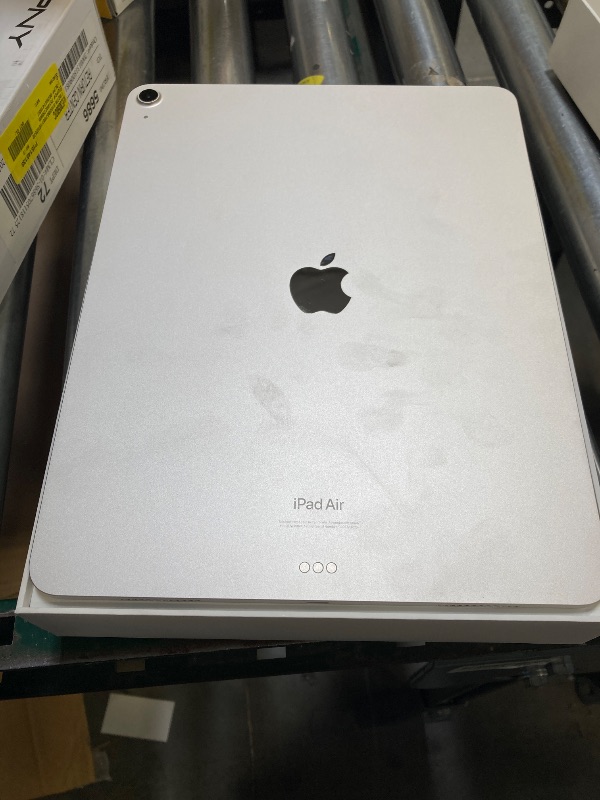 Photo 1 of USED-Apple iPad Air 13-inch (M2): Built for Apple Intelligence, Liquid Retina Display, 128GB, 12MP Front/Back Camera, Wi-Fi 6E, Touch ID, All-Day Battery Life — Starlight