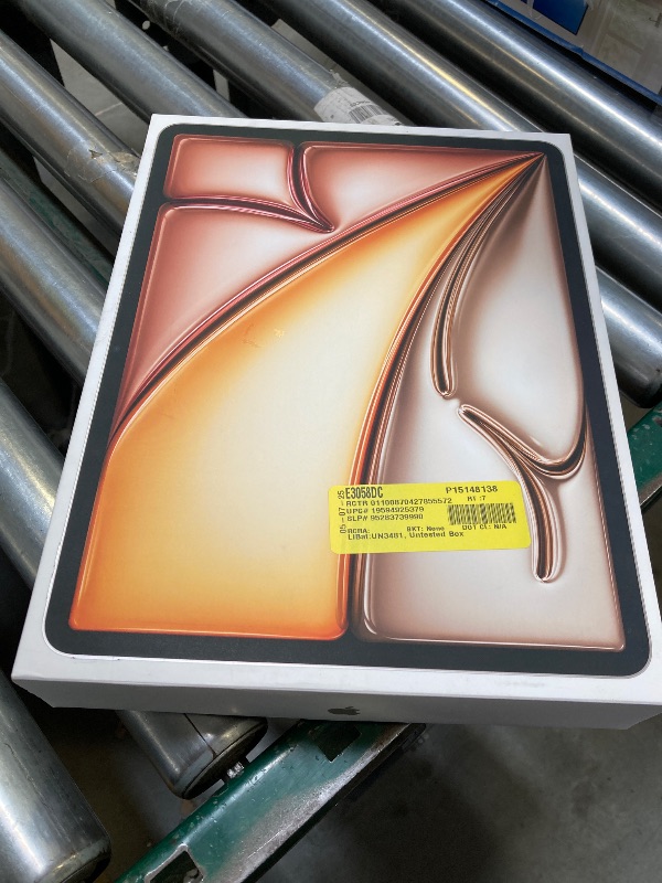 Photo 1 of USED-Apple iPad Air 13-inch (M2): Built for Apple Intelligence, Liquid Retina Display, 128GB, 12MP Front/Back Camera, Wi-Fi 6E, Touch ID, All-Day Battery Life — Starlight