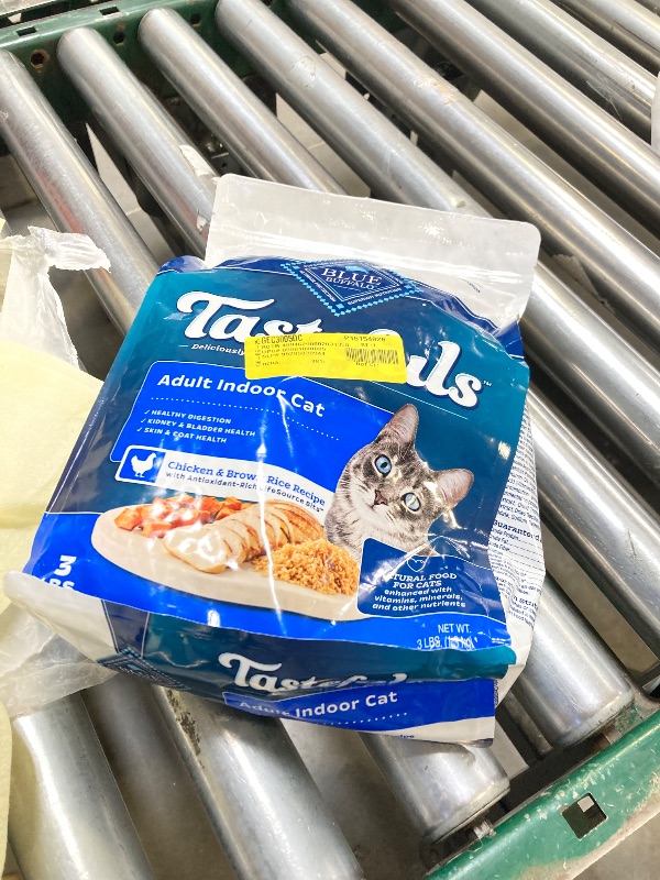 Photo 1 of Exp-9/2026--Blue Buffalo Tastefuls Adult Dry Cat Food Indoor Cat Formula, Made in the USA with Natural Ingredients, Chicken & Brown Rice Recipe, 3-lb. Bag