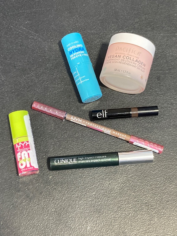 Photo 1 of Beauty Bundle- SOLD AS IS- read clerk notes.

