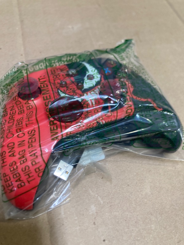 Photo 1 of Dinosoo RGB Wireless Controller for Xbox Series X|S, Xbox One & PC, Bluetooth, 4 Vibration Motors, TURBO, Macro - Upgrading with a PC before connecting to X-box