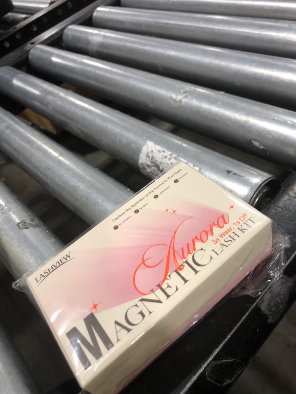 Photo 1 of MAGNETIC AURORA LASH KIT 